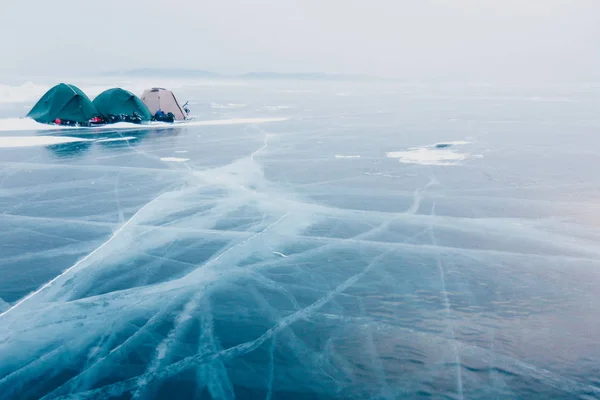 Зимний лагерь на льду Байкала — стоковое фото