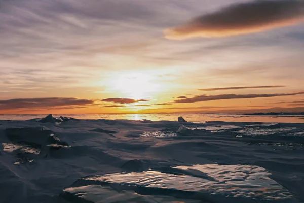 Il mare ghiacciato contro un bel tramonto, il lago Baikal — Foto Stock