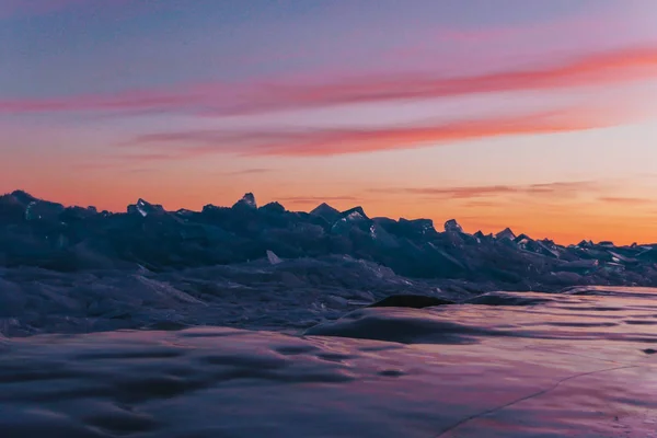 Hummocks no fundo de um belo pôr do sol, Lago Baikal — Fotografia de Stock