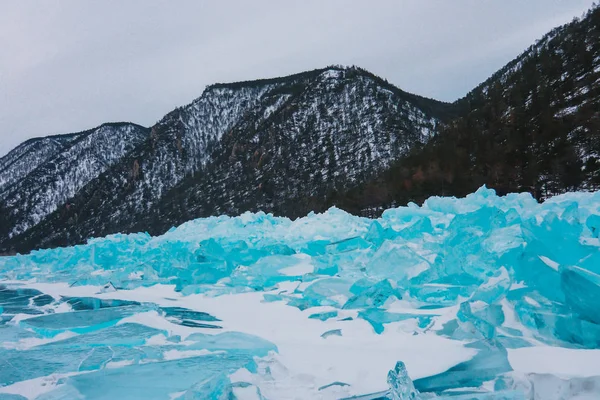 Μπλε hummocks στο φόντο των βουνών, λίμνη Βαϊκάλη — Φωτογραφία Αρχείου