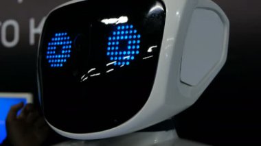 St. Petersburg, Rusya Federasyonu - 12 Kasım 2018: robot şeklinde kalp gözleri gösterir