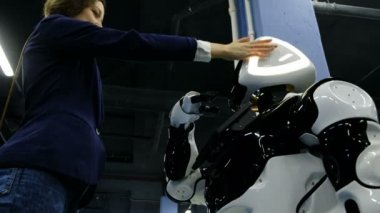 St. Petersburg, Rusya Federasyonu - 12 Kasım 2018: Kadının kafasına bir promo robot vuruş