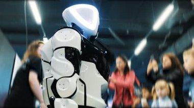 St. Petersburg, Rusya Federasyonu - 12 Kasım 2018: Bir cyborg robot promo robot insanlar arıyoruz