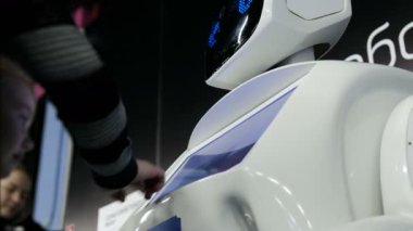St. Petersburg, Rusya Federasyonu - 12 Kasım 2018: Yetişkin ve çocuk promo robot ile etkileşim, bir parmak dokunmatik ekranda basın