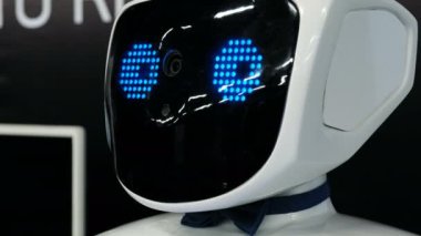 St. Petersburg, Rusya - 12 Kasım 2018: Şirin bir insansı robot portresini, baş ifade farklı duygular yakın çekim