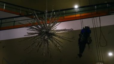 Timelapse endüstriyel dağcı asmak Noel süsleri - bağlanan büyük bir çelenk