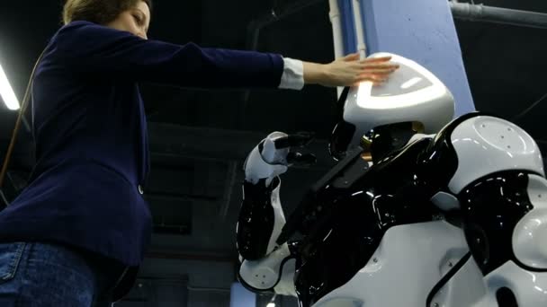 俄罗斯圣彼得堡-2018年11月12日: 妇女抚摸一个促销机器人的头部 — 图库视频影像