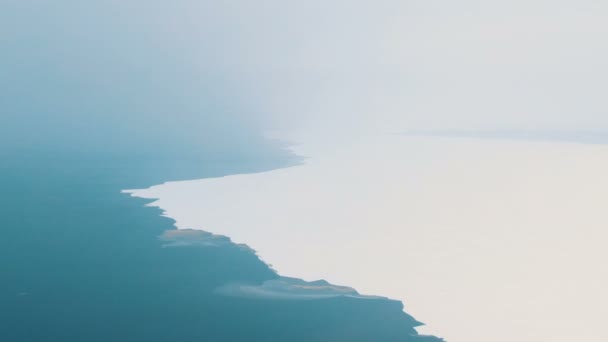 Antena en la niebla nieve de agua congelada en la frontera con el mar — Vídeos de Stock