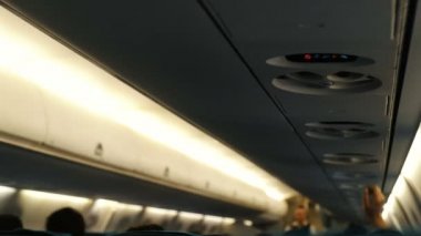 Yolcu kabini üzerindeki hava akışını düzenleyen Emanet uçak, gemide uçuş - bulanık odak uçuş görevlisi başlangıcını gösterir