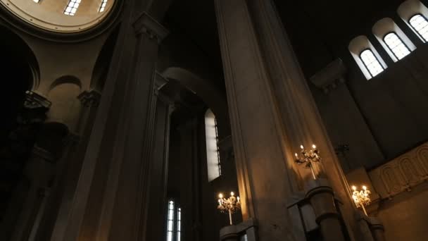 Panorama wnętrza kopuły wewnątrz Kościoła prawosławnego - ruch kamery, zwolnionym tempie — Wideo stockowe