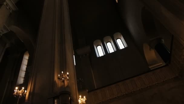 Rundumblick auf das Innere der Kuppel in der orthodoxen Kirche von unten nach oben, Zeitlupe — Stockvideo