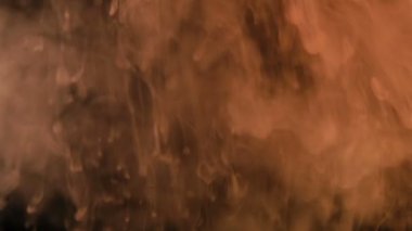 Beyaz boya suya yavaş yavaş siyah bir arka plan, karanlıkta duman dökülen