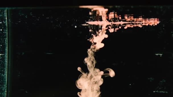 Супер Медленное Движение Белая Краска Льется Воду Аквариуме Делая Абстрактные — стоковое видео