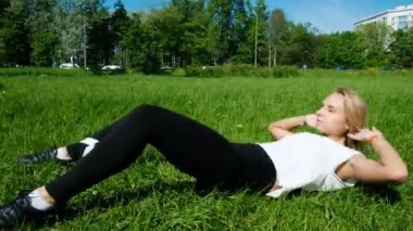 Doğada - fitness yapan atlet karın kasları, yavaş hareket sallıyor