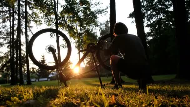 Man Snurrar Hjulet Och Kontrollerar Kedjan Uppochnedvänd Cykel Killen Reparerar — Stockvideo