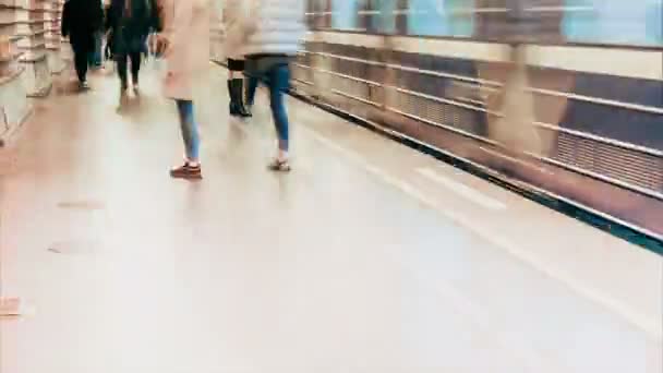 Time Lapse multitud de personas en el metro subterráneo en hora punta esperando el coche — Vídeos de Stock
