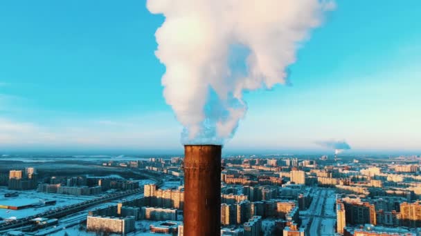 Flygfoto över en röka pipa av ett värmekraftverk i solnedgången — Stockvideo