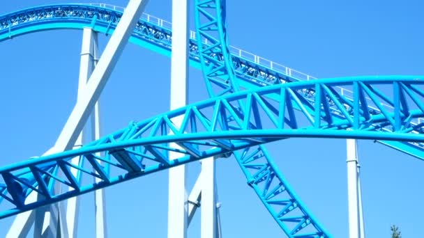 Rollercoaster à l'envers gros plan dans un parc d'attractions, au ralenti — Video