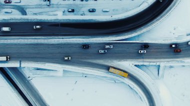Bir karayolunda trafik hava üstten görünüm