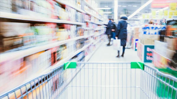 टाइम-लैप हाई-स्पीड शॉपिंग ट्रॉली सुपरमार्केट के आसपास ड्राइव करती है — स्टॉक फ़ोटो, इमेज