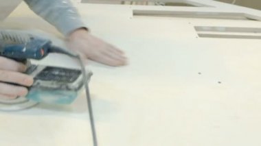 Ahşap yüzey zımpara ile çalışma adam biler