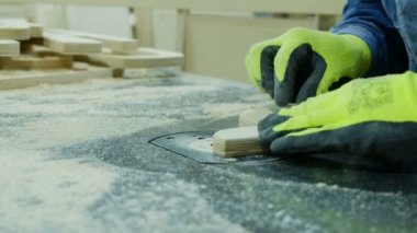 Anahtar Kilit Hizmetleri bir oluk bir mobilya Fabrikası'nda bir RADIUS kesici ile kaldırır. Ahşap mobilya imalatı