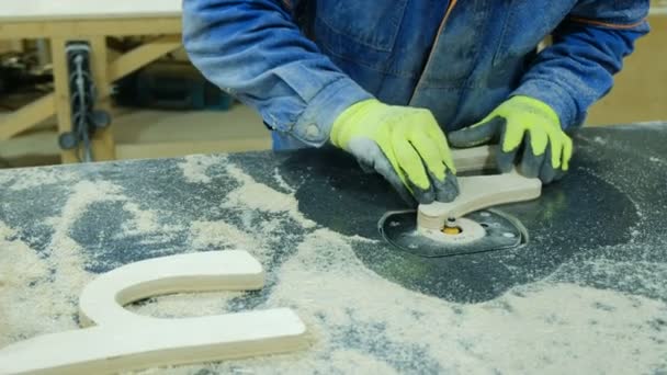 Рабочий снимает режущий аппарат радиуса чамфера на мебельной фабрике. Производство деревянной мебели — стоковое видео