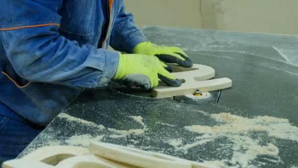 Trabalhador remove cortador de raio de chanfro em uma fábrica de móveis. Fabricação de mobiliário de madeira — Vídeo de Stock