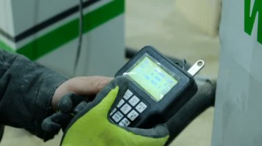 İşçi, CNC ile otomatik ahşap çalışma makinesinin kontrol paneli ile programı ayarlar