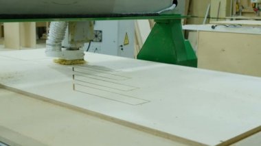 Modern ağaç işleme makinesi içinde hareket. Kontrplak levha kıvırcık parçalar keser. Ahşap mobilya
