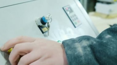 Alt tuşuna bastığında Başlat düğmesini modern Cnc ağaç işleme makinesi üzerinde yakın çekim