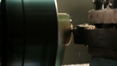 Kesici alet ile makine etkinleştirme işlemi bir pirinç boş karşı karşıya. Atölye dönüm içinde eski dönüm Torna makine. Yüksek hassasiyetli kalıp bölümü işleme cnc Torna tarafından operatör