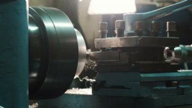 İşe bir Torna üzerinde yakın çekim. İş Torna üzerinde yakın çekim. Metal işleme.
