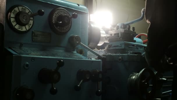 Processamento de metal em um torno. O operador processa peças de alumínio em um torno na oficina . — Vídeo de Stock