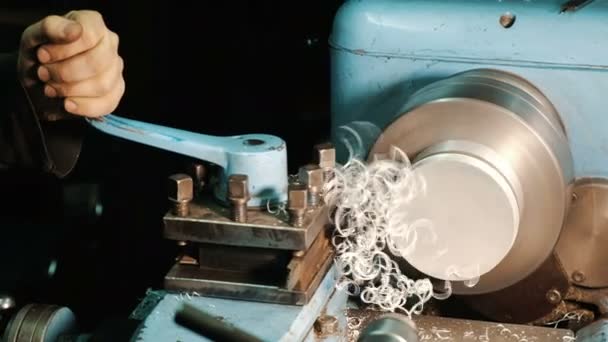 Mann arbeitet an Drehbank, bearbeitet Aluminiumknüppel, Telit-Chips — Stockvideo