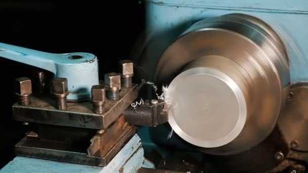 Çalışan bir alüminyum kütük bir Torna üzerinde işler. ağır çekimde yakın çekim — Stok video