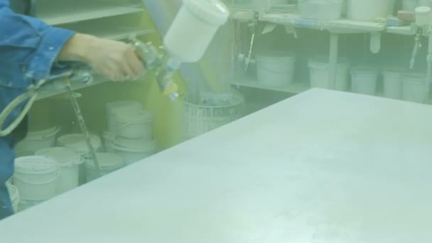 Βάφοντας ένα φύλλο κόντρα πλακέ σε ένα εργοστάσιο επίπλων. Κατασκευή ξύλινων επίπλων — Αρχείο Βίντεο