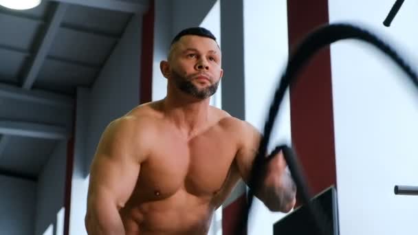 체육관에서 밧줄을 사용 하 여 강렬한 운동을 하 고 피트 니스 남자. 강한 근육 보디는 건강 한 라이프 스타일을 즐긴다. 슬로우 모션 — 비디오