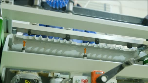 Vuller houtbewerking machine met in actie. Toevoegingsmiddel van computermeubels onderdelen in een moderne meubelfabriek — Stockvideo