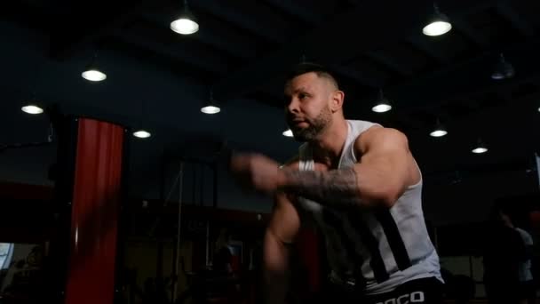 Fitness člověk dělá intenzivní cvičení pomocí provazů v tělocvičně. Silný svalnatý kulturista má zdravý životní styl. Zpomaleně — Stock video