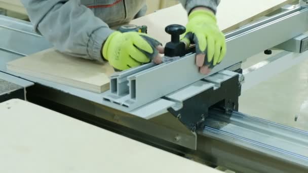 圆锯在起作用, 木匠切掉胶合板的薄片。木制家具的制造 — 图库视频影像