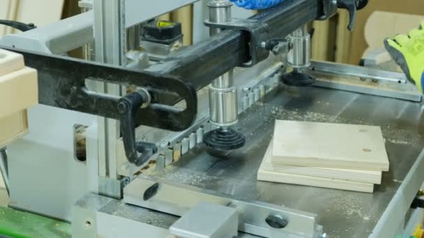 Moderne CNC boren machine boren gaten in houten planken, meubilairfabriek, meubelproductie, close-up — Stockvideo
