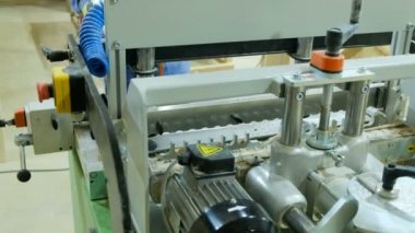 Ahşap tahta, mobilya fabrikası, mobilya üretimi, yakın çekim modern CNC sondaj makinesi matkaplar delikler