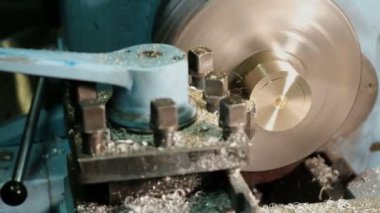 Kesici alet ile makine etkinleştirme işlemi bir pirinç boş karşı karşıya. Atölye dönüm içinde eski dönüm Torna makine. Yüksek hassasiyetli kalıp bölümü işleme cnc Torna tarafından operatör
