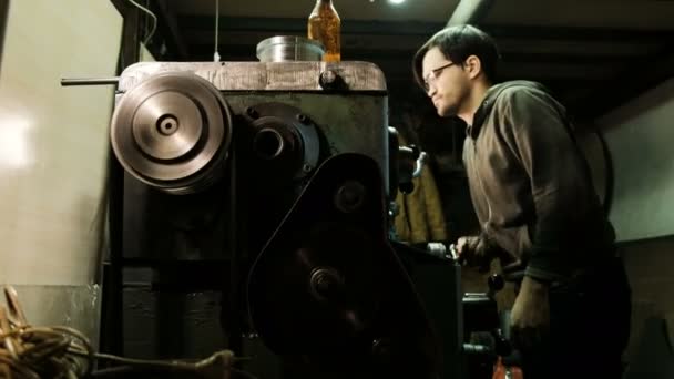 Turner está trabajando en un torno giratorio en la fábrica de construcciones metálicas. Industria metalúrgica — Vídeos de Stock