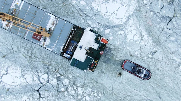 Vue aérienne. Le grand navire navigue à travers la glace de mer en hiver, gros plan — Photo