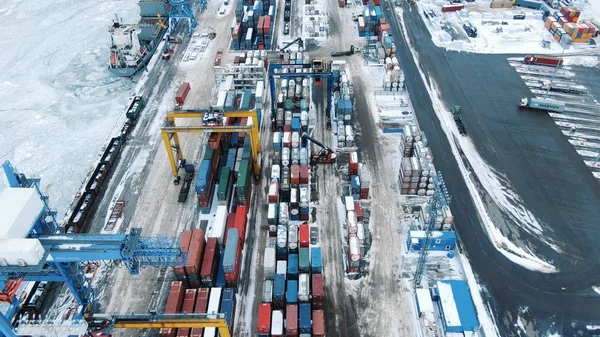 Havadan görünümü bağlantı noktası konteyner terminal konteyner gemisi ithalat ihracat ve lojistik iş