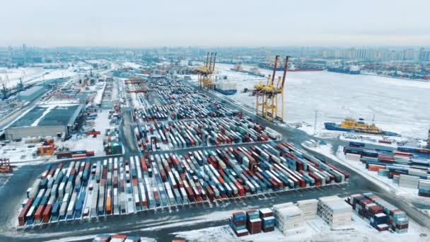 Havadan görünümü bağlantı noktası konteyner terminal konteyner gemisi ithalat ihracat ve derin deniz limanı, lojistik iş — Stok video