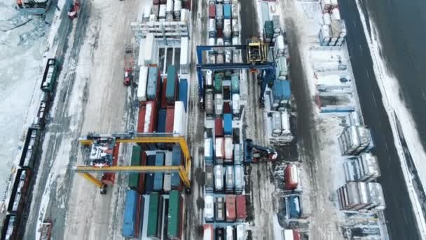 Αεροφωτογραφία λιμάνι εμπορευματοκιβωτίων τερματικού σκαφών εμπορευματοκιβωτίων στην εισαγωγή εξαγωγή και επιχειρήσεων εφοδιαστικής — Αρχείο Βίντεο