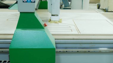 Modern ağaç işleme makinesi içinde hareket. Kontrplak levha kıvırcık parçalar keser. Ahşap mobilya